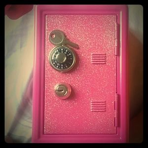 Kids safe comes with 2 keys and combination code